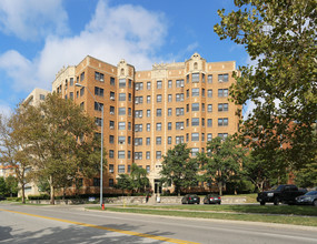 Plaza Apartment Center in Kansas City, MO - Foto de edificio - Building Photo