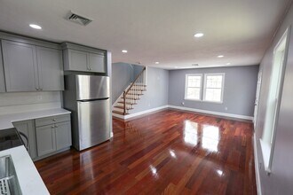 70 Mt Hope St, Unit 2 in Boston, MA - Building Photo - Building Photo