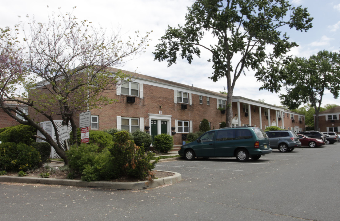 Brookview Terrace Condominiums in Spotswood, NJ - Foto de edificio