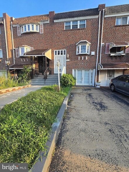 property at 1116 W Oxford St