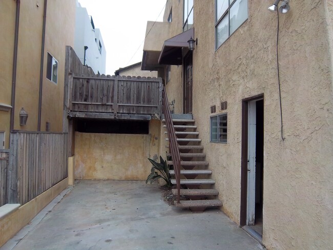 1037 Manhattan Ave in Hermosa Beach, CA - Foto de edificio - Building Photo