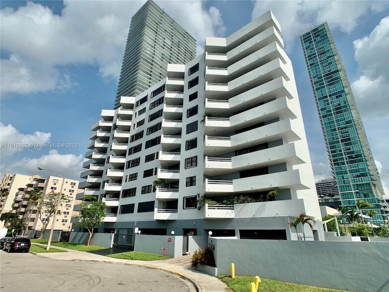 555 NE 30th St, Unit 1004 in Miami, FL - Foto de edificio