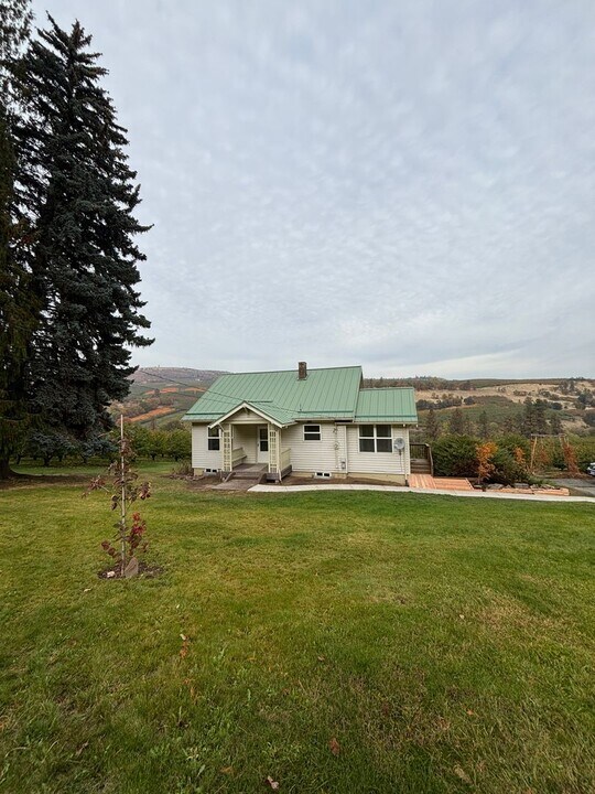 3107 Mill Creek Rd in The Dalles, OR - Building Photo