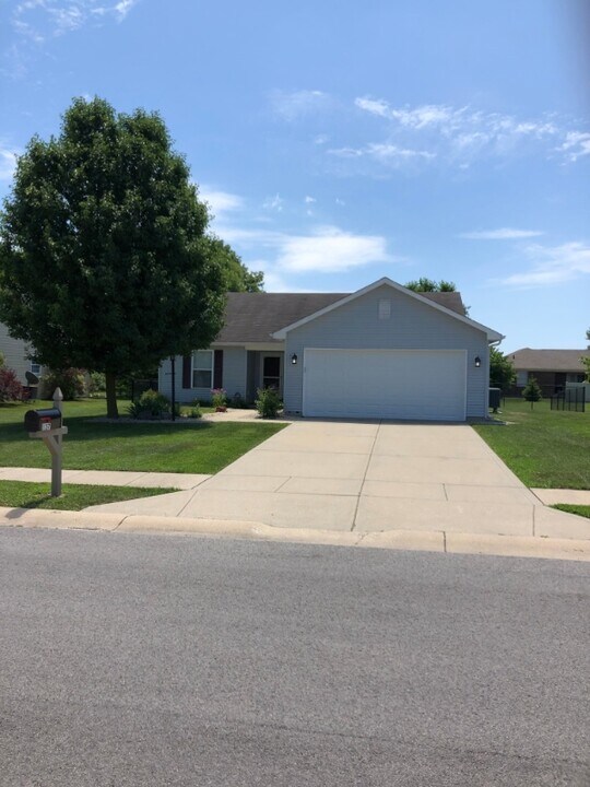 137 Broadmoor Bend in Pittsboro, IN - Building Photo
