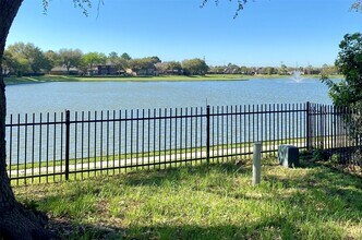 17447 S Summit Canyon Dr in Houston, TX - Building Photo - Building Photo