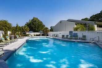 Azure Cove Apartment Homes in Garden City, GA - Foto de edificio - Building Photo