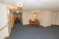 Hartwell Place Apartments in Waukesha, WI - Foto de edificio - Building Photo