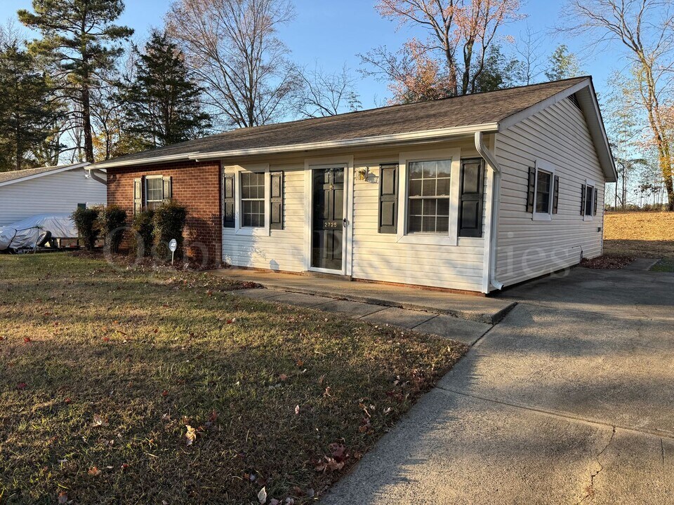 2725 Laguna Ave in Winston-Salem, NC - Building Photo