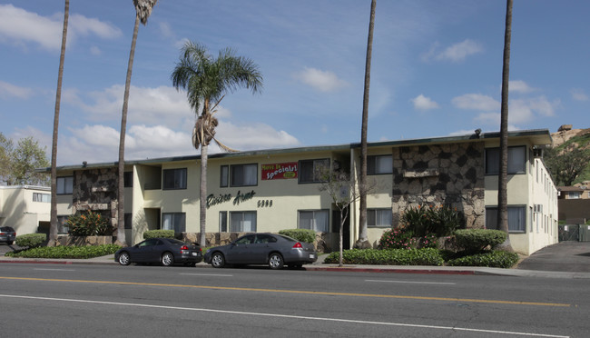 Riveria Arms Apartments in Riverside, CA - Foto de edificio - Building Photo