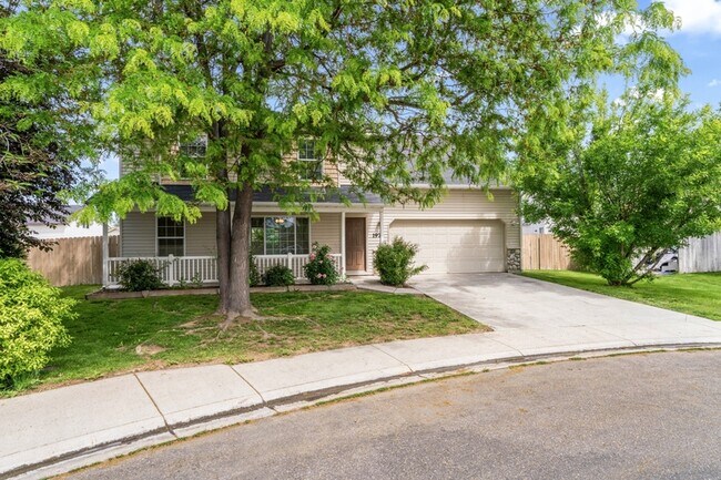 property at 1976 W Lake Pointe Ct