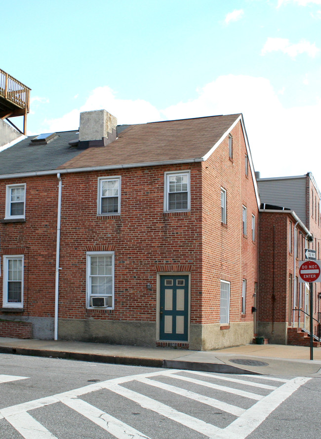 201 E Cross St in Baltimore, MD - Building Photo - Building Photo