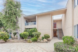 18307 Burbank Blvd, Unit 24 in Tarzana, CA - Building Photo - Building Photo