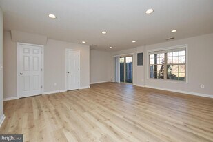 42612 Galbraith Square in Broadlands, VA - Building Photo