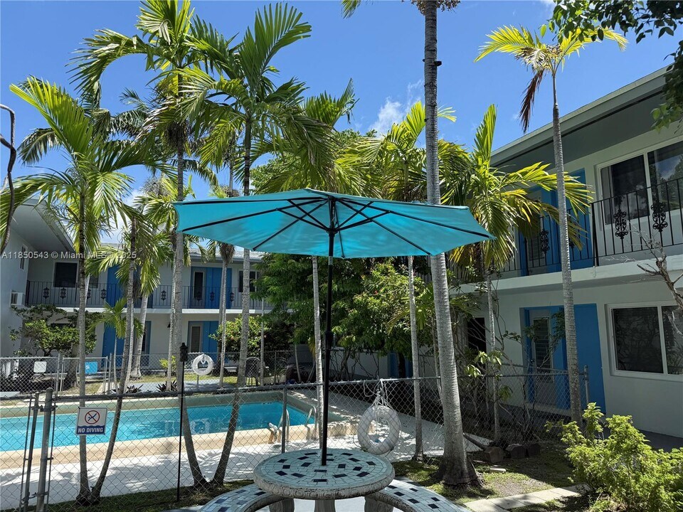 7441 SW 59th Pl in South Miami, FL - Foto de edificio