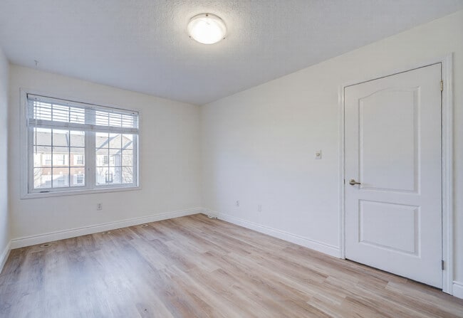 3036 Dewridge Ave in Oakville, ON - Building Photo - Building Photo