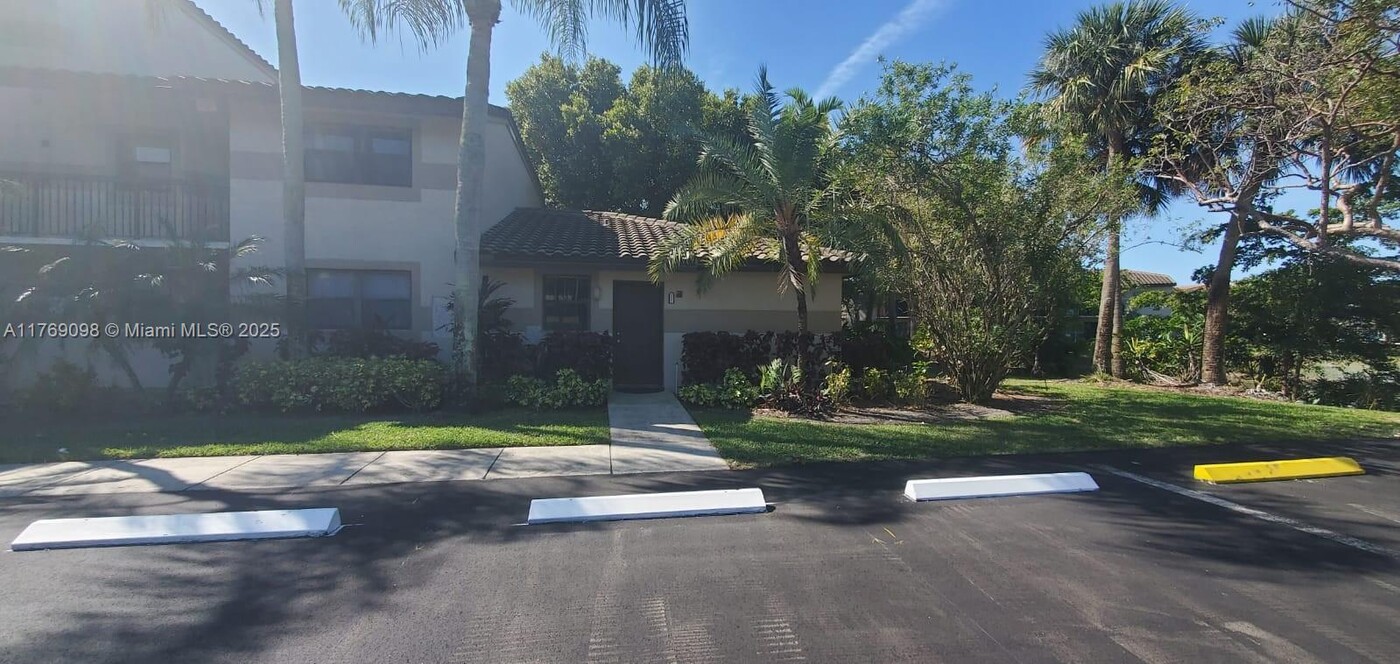9950 Nob Hill Pl in Sunrise, FL - Building Photo