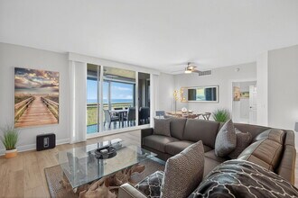 1001 Arbor Lake Dr in Naples, FL - Building Photo - Building Photo