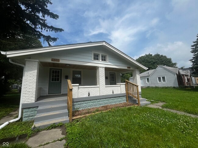 property at 1502 N Gladstone Ave
