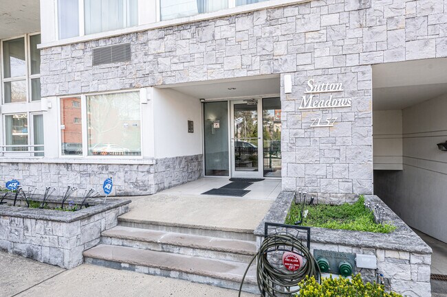 Sutton Meadows in Fresh Meadows, NY - Foto de edificio - Building Photo