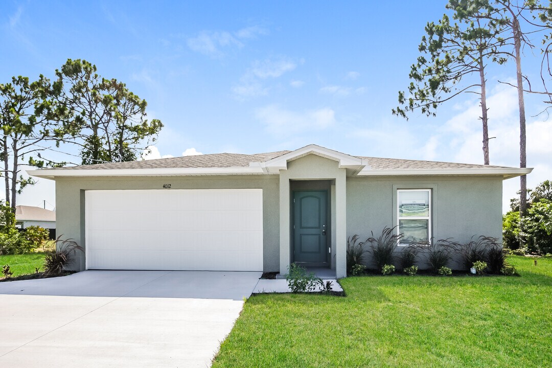 4012 W Gator Cir in Cape Coral, FL - Building Photo