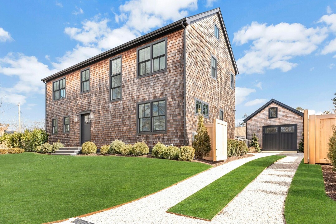 850 3rd St in New Suffolk, NY - Building Photo