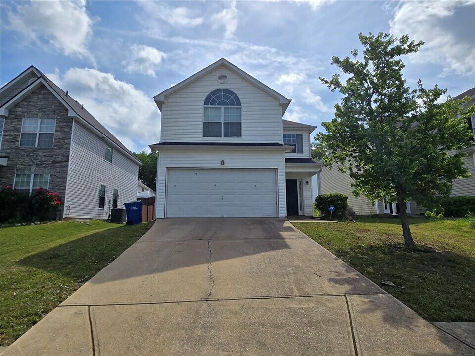 5636 One Lake Way in College Park, GA - Building Photo