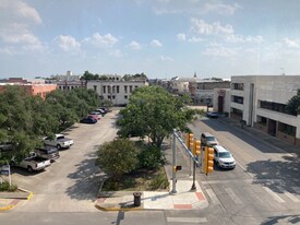 301 N Austin St, Unit 3A in Seguin, TX - Building Photo