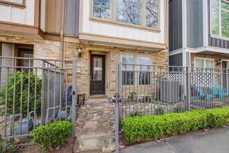 1818 Dennis St in Houston, TX - Building Photo - Building Photo