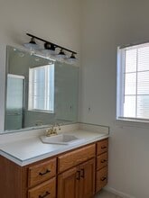 2143 SE Douglas Ave, Unit Main House in Roseburg, OR - Foto de edificio - Building Photo