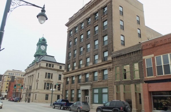Central Place in Fort Dodge, IA - Foto de edificio