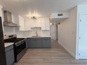 8517 Cedros Ave, Unit Unit 05 in Los Angeles, CA - Foto de edificio - Building Photo