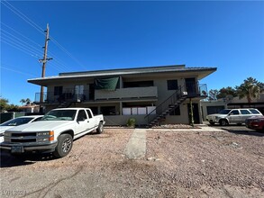 1305 Kari Lee Ct in Las Vegas, NV - Building Photo - Building Photo