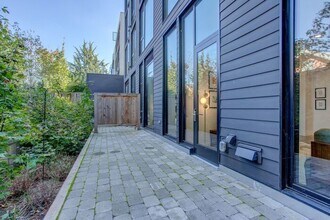 3325 SE Division St in Portland, OR - Foto de edificio - Building Photo