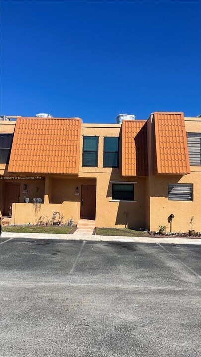 9113 Lime Tree Ln in Pembroke Pines, FL - Building Photo