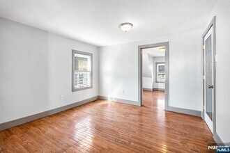 154 N 14th St, Unit 3rd Floor in East Orange, NJ - Building Photo - Building Photo