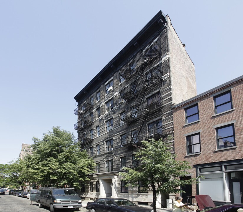 269-271 W 12th St in New York, NY - Building Photo