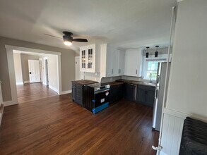 86 Charles St, Unit B in Rochester, NH - Building Photo - Building Photo