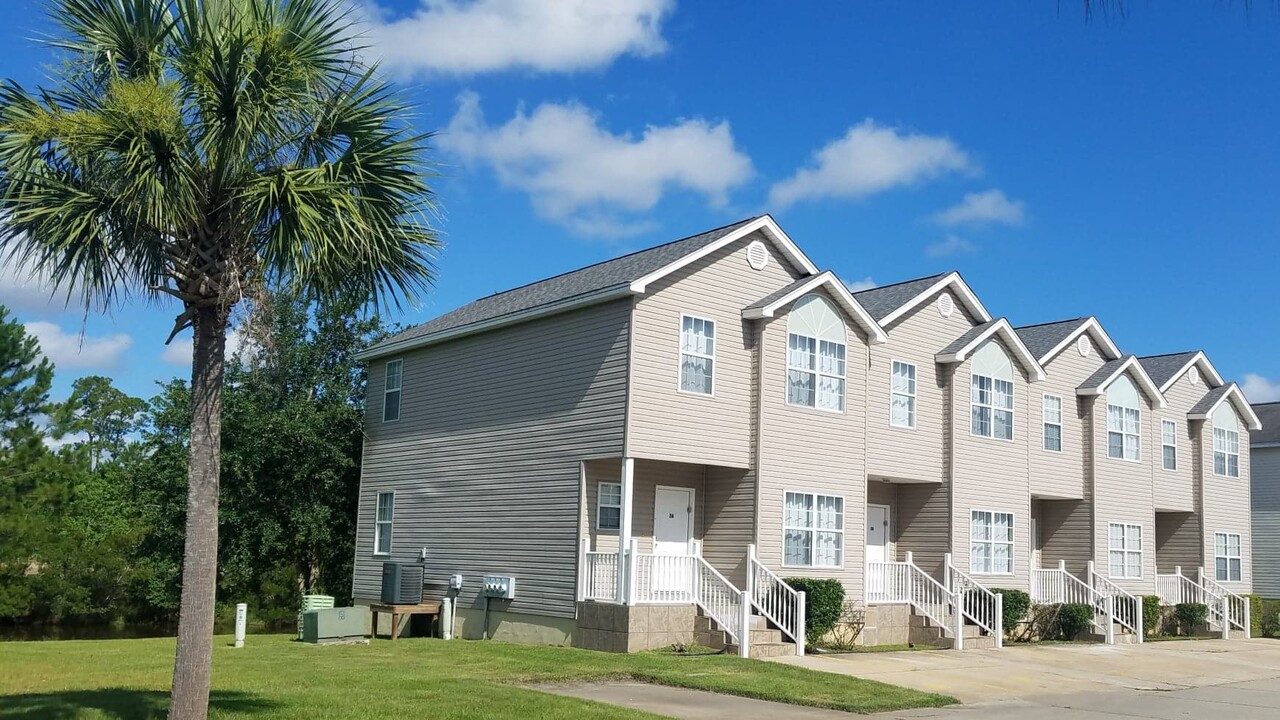 15300 Dismuke Dr in Biloxi, MS - Building Photo