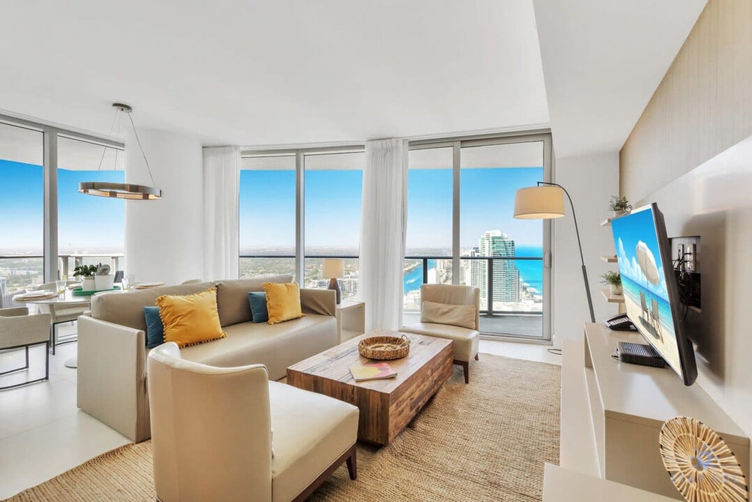 4111 S Ocean Dr in Hollywood, FL - Building Photo