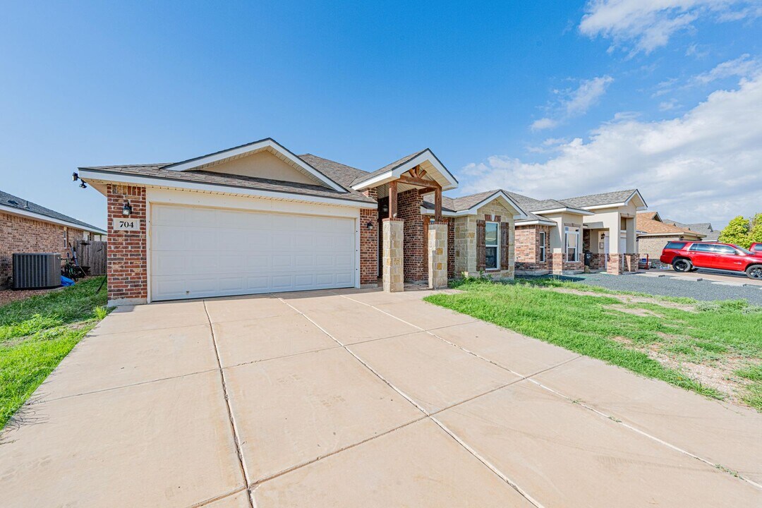 704 E 97th St in Odessa, TX - Building Photo