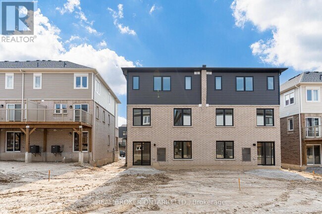 32 Wagon Ln in Barrie, ON - Building Photo - Building Photo