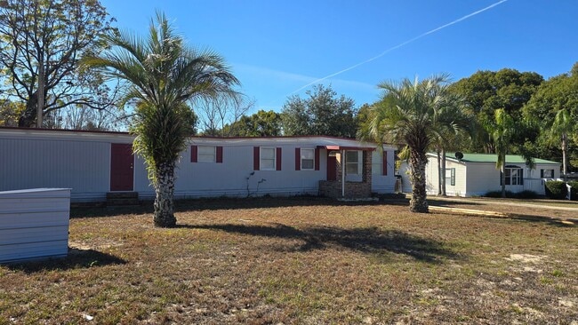 4634 Sunnyside Dr in Fruitland Park, FL - Building Photo - Building Photo