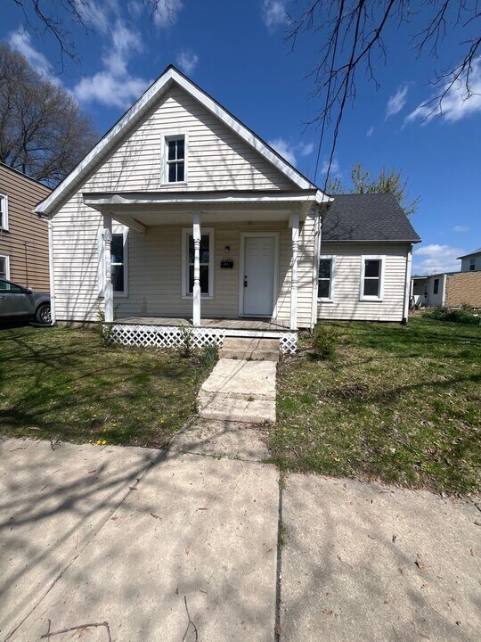2308 Crawford St in Alton, IL - Building Photo