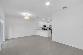 105 SW 184th Pl in Pembroke Pines, FL - Building Photo - Building Photo