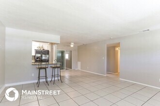 3828 Neptune Dr SE in St. Petersburg, FL - Foto de edificio - Building Photo