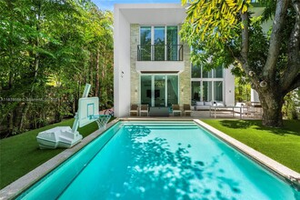 335 W 46th St in Miami Beach, FL - Building Photo - Building Photo