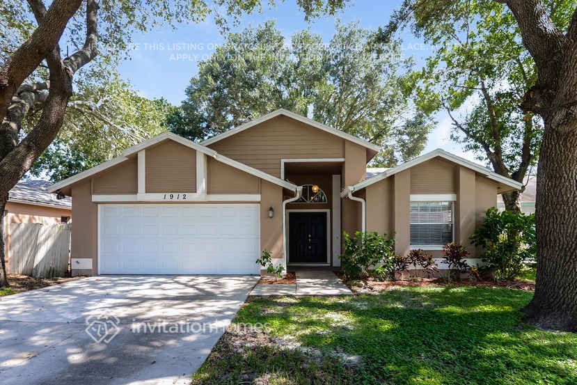 1912 Dartford Ct in Valrico, FL - Building Photo