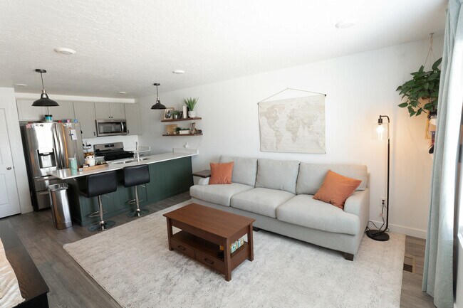 property at 913 E Flotsam Wy