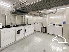 621 W Melrose St, Unit 1 in Chicago, IL - Building Photo