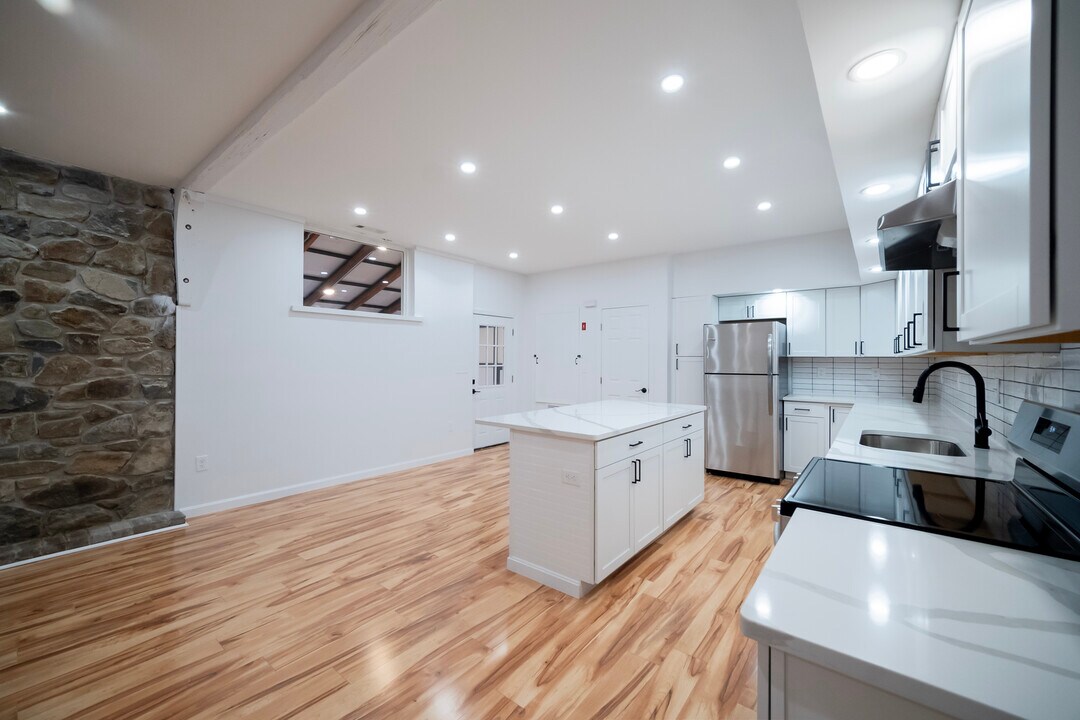 10 Wampanoag Trl, Unit Unit3 in Riverside, RI - Building Photo